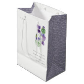 Hübsch Chic Monogram Violet Floral Bunch Hochzeit Mittlere Geschenktüte (Vorderseite Schrägansicht)