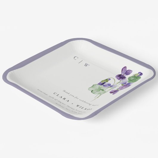 Hübsch Chic Monogram Violet Floral Bunch Hochzeit Pappteller (Gewinkelt)