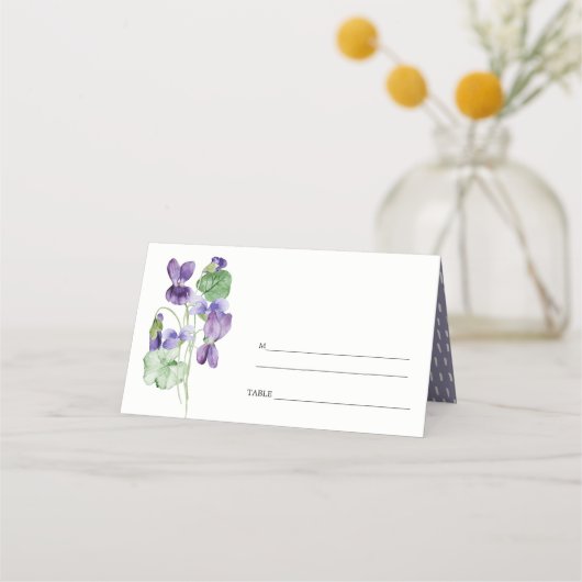 Hübsch Chic Monogram Violet Floral Bunch Hochzeit Platzkarte (Rückseite)