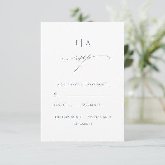Hübsch Dusty Blue Monogram Wedding Rsvp (Stehend Vorderseite)
