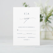 Hübsch Dusty Blue Monogram Wedding Rsvp Karte (Stehend Vorderseite)
