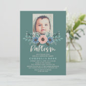 Hübsch Florals | Rosa und grüne Taufe Foto Einladung (Stehend Vorderseite)