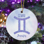 Hübsch Gemini Astrologie Signieren Personalisiert  Keramik Ornament<br><div class="desc">Dieser hübsche lila und Lavendel Gemini Weihnachtsschmuck zeigt Ihr astrologisches Zeichen aus dem Zodiac in einem schönen Funkeln wie die Sternbilder. Passen Sie dieses niedliche Astrologie-Symbol mit Ihrem Namen in kursiver Schrift für jemanden an,  der Ende Mai oder Anfang Juni Geburtstag hat.</div>