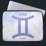 Hübsch Gemini Astrologie Signieren Personalisiert  Laptopschutzhülle<br><div class="desc">Dieser hübsche lila und lavender Gemini Laptop-Särmel zeigt Ihr astrologisches Zeichen aus dem Zodiac in einem schönen Funkeln wie die Sternbilder. Passen Sie dieses niedliche Astrologie-Symbol mit Ihrem Namen in kursiver Schrift für jemanden an,  der Ende Mai oder Anfang Juni Geburtstag hat.</div>