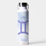 Hübsch Gemini Astrologie Signieren Personalisiert  Trinkflasche<br><div class="desc">Diese hübsche,  personalisierte,  lila und Lavendel Gemini Wasserflasche zeigt Ihr astrologisches Zeichen aus dem Zodiac in einem schönen Funkeln wie die Sternbilder. Passen Sie dieses niedliche Astrologie-Symbol mit Ihrem Namen in kursiver Schrift für jemanden an,  der Ende Mai oder Anfang Juni Geburtstag hat.</div>