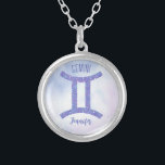 Hübsch Gemini Astrologie Signieren Personalisiert  Versilberte Kette<br><div class="desc">Diese hübsche,  lila und lavendelartige Gemini-Halskette weist Ihr astrologisches Zeichen aus dem Zodiac in einem wunderschönen Funkeln wie den Sternbildern auf. Passen Sie dieses niedliche Astrologie-Symbol mit Ihrem Namen in kursiver Schrift für jemanden an,  der Ende Mai oder Anfang Juni Geburtstag hat.</div>