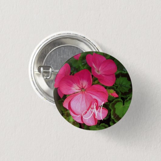 Hübsch Girl Pink Geranium Foto Monogram Button (Vorne & Hinten)
