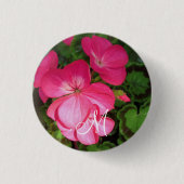 Hübsch Girl Pink Geranium Foto Monogram Button (Vorderseite)