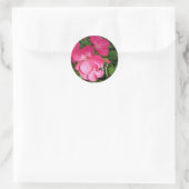 Hübsch Girl Pink Geranium Foto Monogram Runder Aufkleber (Tasche)