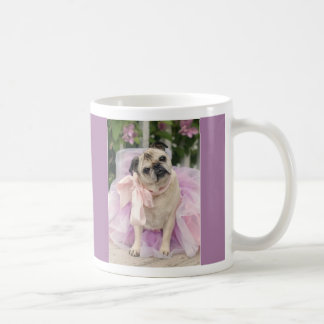 Hübsch in der lila Mops-Tasse Kaffeetasse