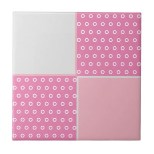 Hübsch in rosa Punkten und Quadraten Fliese