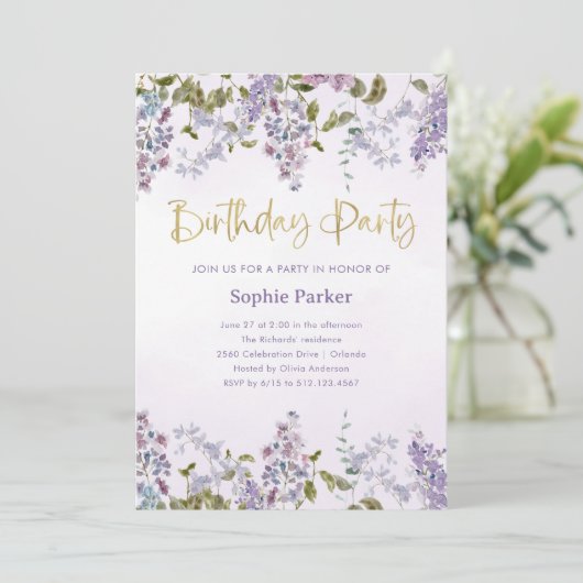 Hübsch Lila Lilac | Gold Script Birthday Party Einladung (Stehend Vorderseite)
