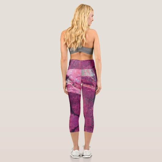 Hübsch Magenta Lila Geode Crystal Rock Pattern Capri Leggings (Rückseite)