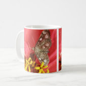 Hübsch Moth on Red Blume Tasse (Vorderseite Links)