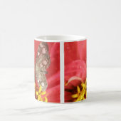 Hübsch Moth on Red Blume Tasse (Mittel)