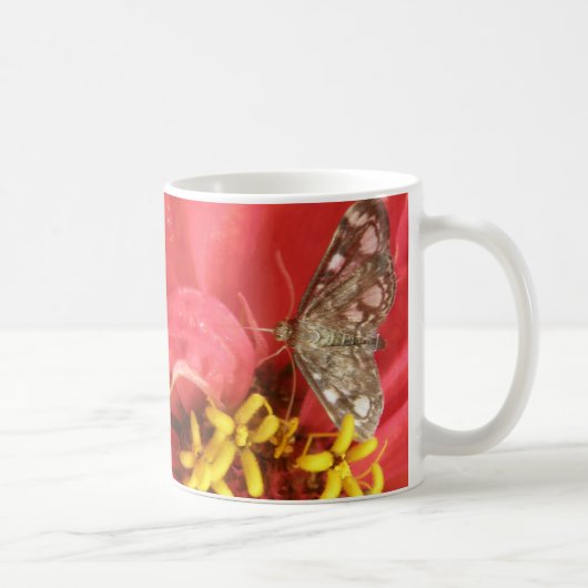 Hübsch Moth on Red Blume Tasse (Rechts)