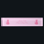 Hübsch Pink Baby Girl Cat Custom Namensplakette<br><div class="desc">Dieses phantastische Namensschild für Ihren Schreibtisch ist mit einem digitalen Kunstbild einer hübschen rosa Katze mit einem geschmeidigen Schwanz versehen. Ihre Augen sind blassrosa mit schwarzen Schülern und sie hat lange schwarze Wimpern. Sie trägt einen rosa Bogen im Haar und eine schöne Perlenhalskette um ihren Hals. Das Design ist perfekt,...</div>