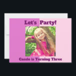 Hübsch Pink Custom Kids Foto Girls Geburtstagspart Einladung<br><div class="desc">Bestellen Sie diese hübschen personalisierten Kindergeburtstag-Einladungen mit anpassbaren Feldern auf der Rückseite der chic card für den Standort,  das Datum und die Uhrzeit Ihres Party. Legen Sie das Foto Ihres niedlichen Kindes auf die farbenfrohen rosa Blöcke. Fügen Sie ihre Party-Informationen auf der Rückseite dieser benutzerdefinierten Karte hinzu.</div>