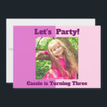 Hübsch Pink Custom Kids Foto Girls Geburtstagspart Einladung<br><div class="desc">Bestellen Sie diese hübschen personalisierten Kindergeburtstag-Einladungen mit anpassbaren Feldern auf der Rückseite der chic card für den Standort,  das Datum und die Uhrzeit Ihres Party. Legen Sie das Foto Ihres niedlichen Kindes auf die farbenfrohen rosa Blöcke. Fügen Sie ihre Party-Informationen auf der Rückseite dieser benutzerdefinierten Karte hinzu.</div>