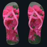 Hübsch Pink Rose Geranium Badesandalen<br><div class="desc">Hübsche Rose Geranium Frauenrosa Blumenwelt Flip Flops. Ideal für alle, die Blume und Natur Lieben. Mit rosa Slim Rippen und weißem Fußbett. Günstige Geschenke für Hochzeitsfeier für Hochzeiten in Urlaubsort am Strand, für Sommerspass am Strand, Ferien oder zu jeder Zeit. Siehe Optionen für Wide Straps. Original Fotografie von TamiraZDesign. Besuchen...</div>