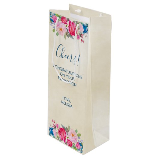 Hübsch Pink Rose und Peony Border Cheers! Geschenktüte Für Weinflaschen (Vorderseite Schrägansicht)
