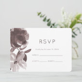 Hübsch Plum floral Wedding RSVP Einladung (Stehend Vorderseite)