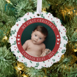 Hübsch Red Berry Pattern Baby's First Christmas Ornament Karte<br><div class="desc">Das erste Weihnachtsgeschmack des hübschen Babys mit einem runden Foto des Babys mit geschwungenem Foto und hübschem roten Beeren- und Grünmuster und niedlichen Herzen.</div>