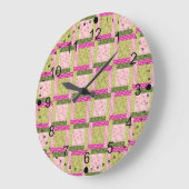 Hübsch rosa, grüne Patchwork-Quadrate Quilmuster Große Wanduhr (Winkel)