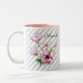 Hübsch rosa Magnolia Bläsergraue Streifen und Name Zweifarbige Tasse (Links)