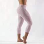 Hübsch rosa Spitzenaussehen zart Capri Leggings<br><div class="desc">Dieses Design kann personalisiert werden, indem Sie die Option Anpassen auswählen, um Text hinzuzufügen oder andere Änderungen vorzunehmen. Wenn dieses Produkt die Möglichkeit hat, das Design auf einen anderen Gegenstand zu übertragen, stellen Sie bitte sicher, dass das Design bei Bedarf angepasst wird. Kontaktieren Sie mich unter colorflowcreations@gmail.com , wenn Sie...</div>