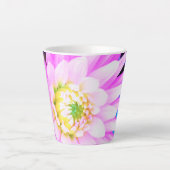 Hübsch rosa, weiß und gelb Kaktus Dahlia Macro Milchtasse (Vorderseite)