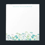 Hübsch Türkis blaues Wasserfarbenfloral mit Namen Notizblock<br><div class="desc">Schöne Aquarellmalerei mit zarten Blumen in türkisblau,  personalisiert mit Ihrem Namen.</div>