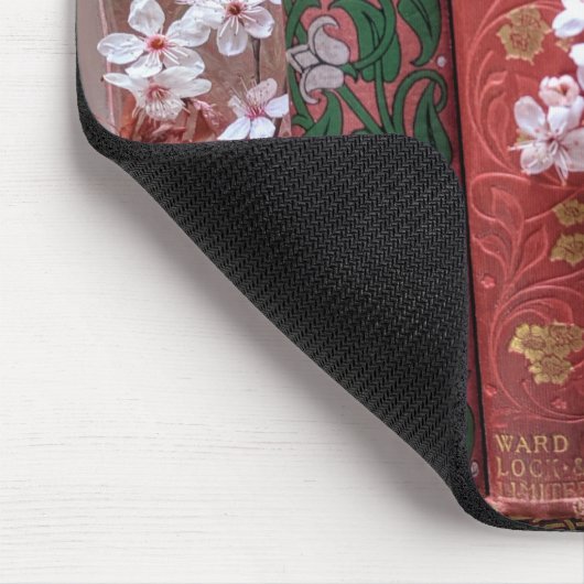 Hübsche alte Bücher und Blüten Mousepad (Ecke)