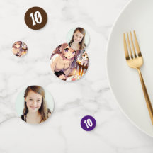 Hübsche Anime Girl mit Kitten und Geburtstagskuche