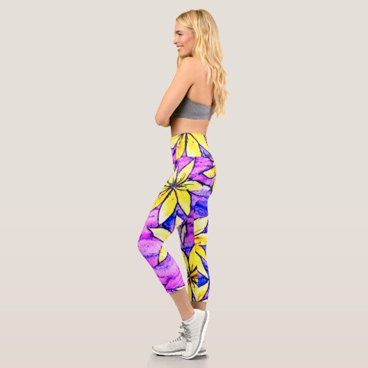 Hübsche Aquarellblumen Modernes lila Capri Leggings (Links)
