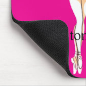 Hübsche Ballerina posiert mit Martini Thunder_Cove Mousepad (Ecke)