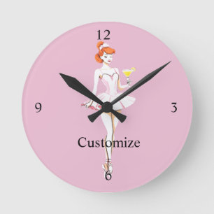 Hübsche Ballerina posiert mit Martini Thunder_Cove Runde Wanduhr