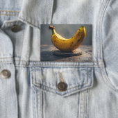 Hübsche Banane auf einem steinernen Sockel Button (Insitu)