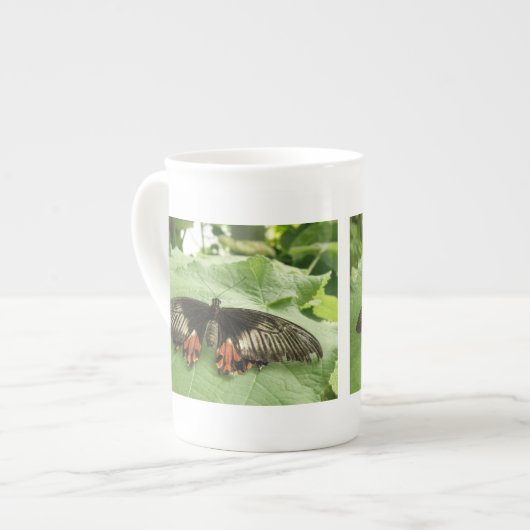 Hübsche Black Red and Gold Butterfly Tasse (Vorderseite Links)