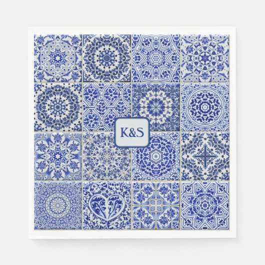 Hübsche, blau-weiß gestrichene Fliesen mit Initial Serviette (Vorderseite)