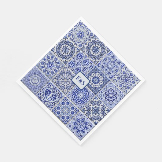 Hübsche, blau-weiß gestrichene Fliesen mit Initial Serviette (Ecke)