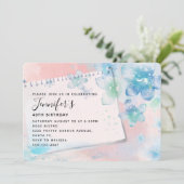 Hübsche blaue Blumen auf rosa Hintergrund Geburtst Einladung (Stehend Vorderseite)