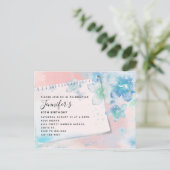 Hübsche blaue Blumen auf rosa Hintergrund Geburtst Einladungspostkarte (Stehend Vorderseite)