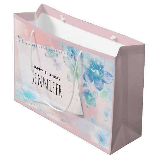 Hübsche blaue Blumen auf rosa Hintergrund Geburtst Große Geschenktüte (Vorderseite Schrägansicht)