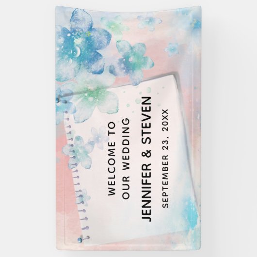 Hübsche blaue Blumen auf rosa Hintergrundhochzeit Banner (Vertikal)