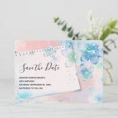 Hübsche blaue Blumen im rosa Hintergrund Save The Date (Stehend Vorderseite)
