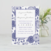 Hübsche blaue Blumenhochzeits-Einladung Einladung (Stehend Vorderseite)