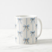Hübsche blaue Schleifen & Streifen Kaffeetasse (VorderseiteRechts)