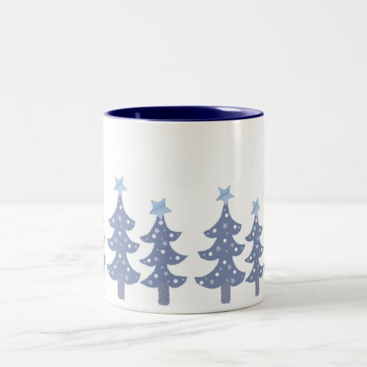 Hübsche Blaue Weihnachtsbäume Zweifarbige Tasse (Mittel)