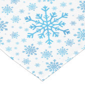 Hübsche Blaue Weihnachtsschneeflocken im Winter We Kurzer Tischläufer (Ecke)